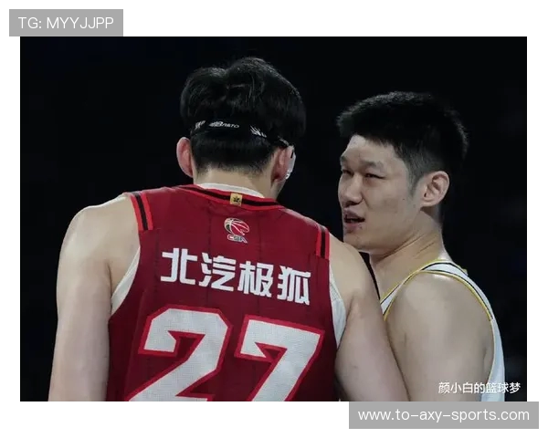 广州篮球队团队协作引发热议球迷对战术配合与球员表现展开激烈讨论